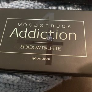 Younique Moodstruck eye shadow palette 4